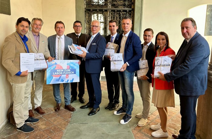 FPÖ-Petition „Nein zum Laborfleisch“ an Landtagspräsident Rohr übergeben